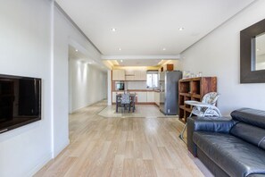 TV - Seafront 3 bedroom apartment (Tal-Pietà)