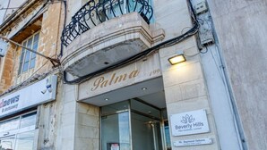 Exterior de um edifício com uma placa indicando 