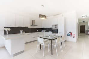Private kitchen - Stylish Seaview Stay in Mellieħa (Il-Mellieħa)