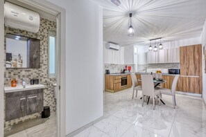 Fridge, oven, stovetop, dishwasher