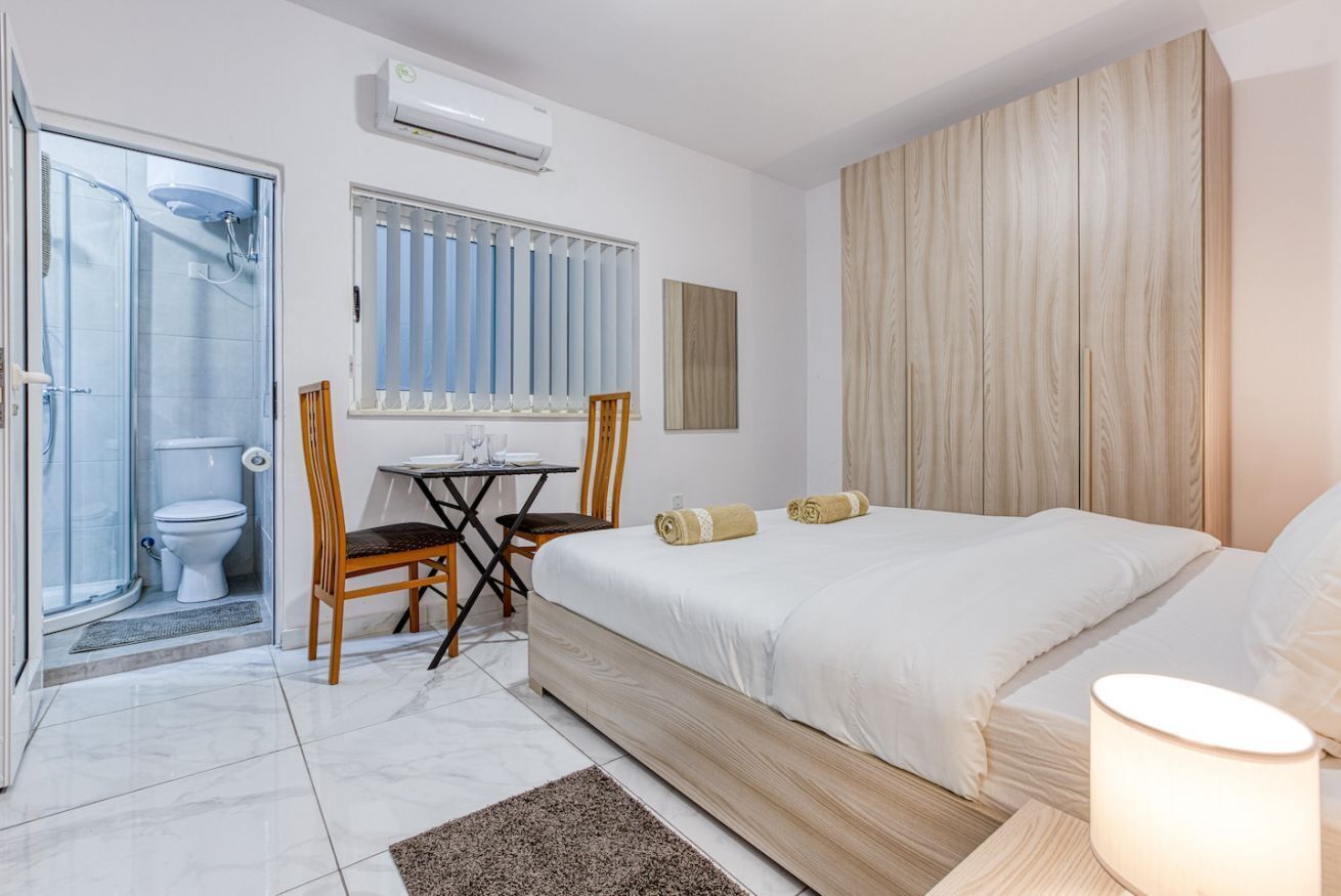 1 soverom og strykejern/-brett