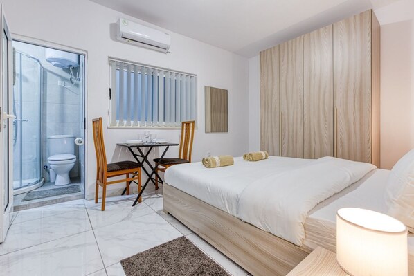 1 bedroom, iron/ironing board - Cozy Designer Studio in Msida (Msida)