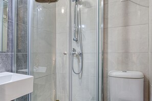 Shower, hair dryer, towels - Cozy Designer Studio in Msida (Msida)