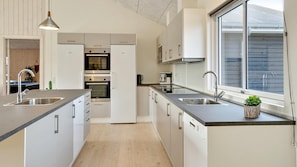 Réfrigérateur, four à micro-ondes, un four, surface de cuisson