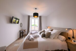 4 habitaciones, tabla de planchar con plancha, wifi y ropa de cama 