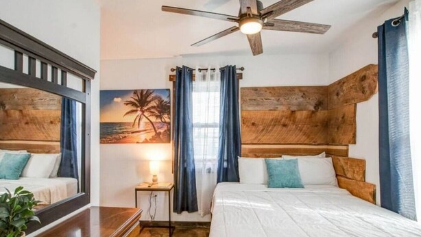 2 bedrooms, desk, iron/ironing board, travel cot - The Breakaway Cottage w/ Steam Room & Loft (+3bd) (Virginia Beach)