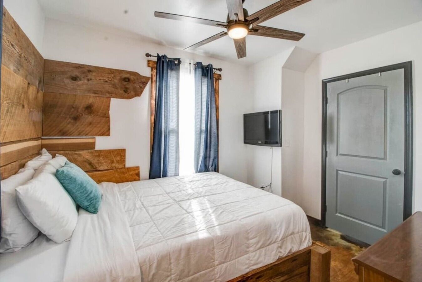 2 bedrooms, desk, iron/ironing board, travel crib