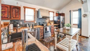 Coffee/tea maker, fridge, microwave, oven - The Breakaway Cottage w/ Steam Room & Loft (+3bd) (Virginia Beach)