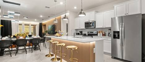 Réfrigérateur, four à micro-ondes, un four, surface de cuisson