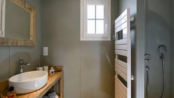 Shower, hair dryer, towels