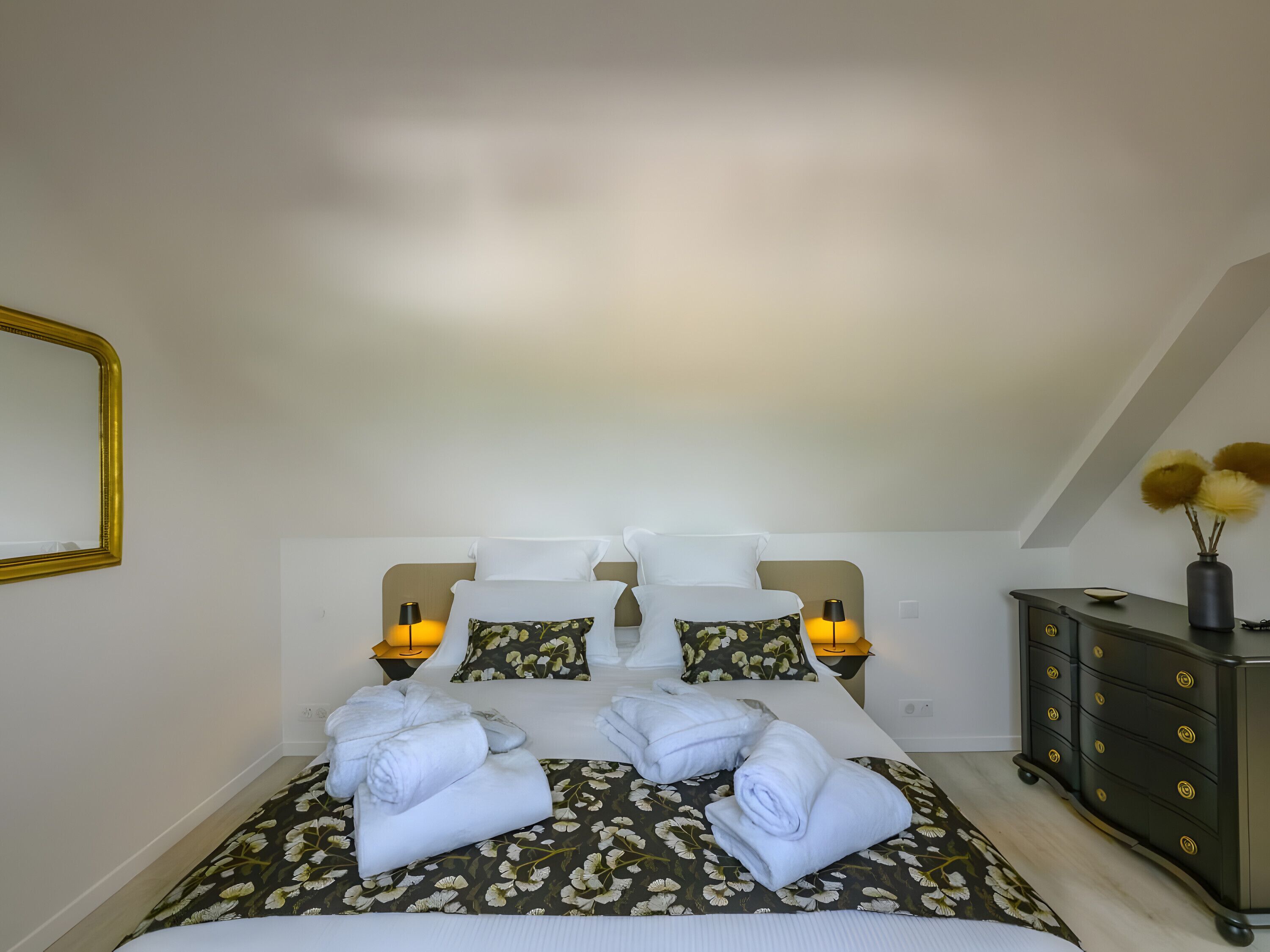 Tabla de planchar con plancha, wifi y ropa de cama 