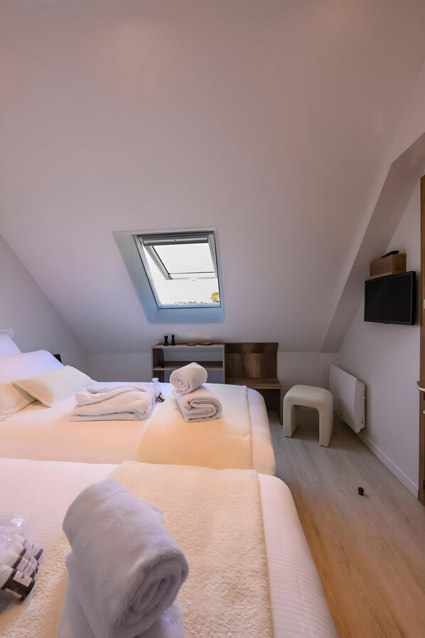 Iron/ironing board, WiFi, bed sheets