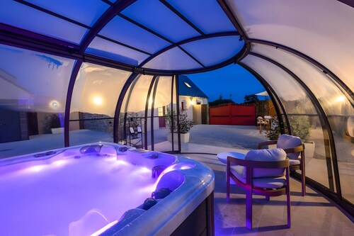 Holiday Home 'L'Ascalon' with Private Jacuzzi under Glass Dome, Wi-Fi & Air Conditioning