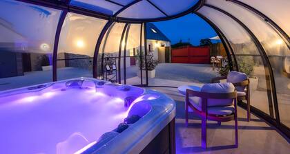 Holiday Home 'L'Ascalon' with Private Jacuzzi under Glass Dome, Wi-Fi & Air Conditioning