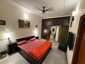 Tabla de planchar con plancha, wifi y ropa de cama 