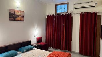 2 bedrooms, in-room safe, desk, iron/ironing board