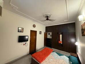 Tabla de planchar con plancha, wifi y ropa de cama 