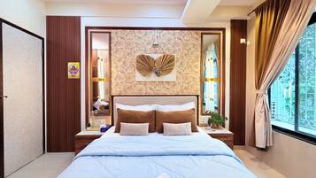 4 bedrooms, iron/ironing board, WiFi, bed sheets