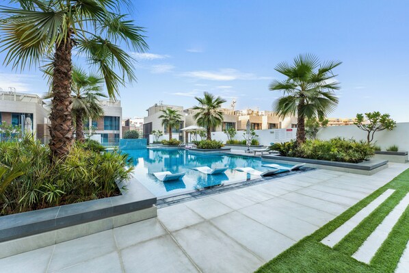 2 座室外游泳池，提供免費遮陽小屋