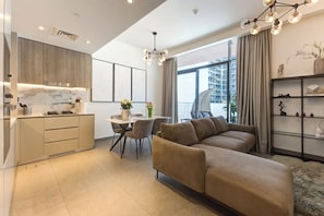 Apartamento conforto, vista para a cidade | Área de estar | Smart TV 55 polegadas com canais digitais, Netflix