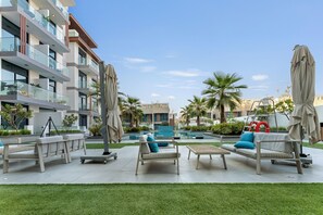 2 outdoor pools, free cabanas - Modern 1 BR Oxford Terraces (Dubai)