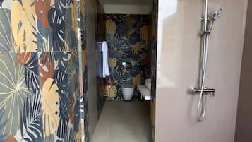 Habitación doble Deluxe, 1 cama matrimonial, aire acondicionado, vista al océano | Baño | Tina y regadera independientes, secadora de cabello, batas, pantuflas