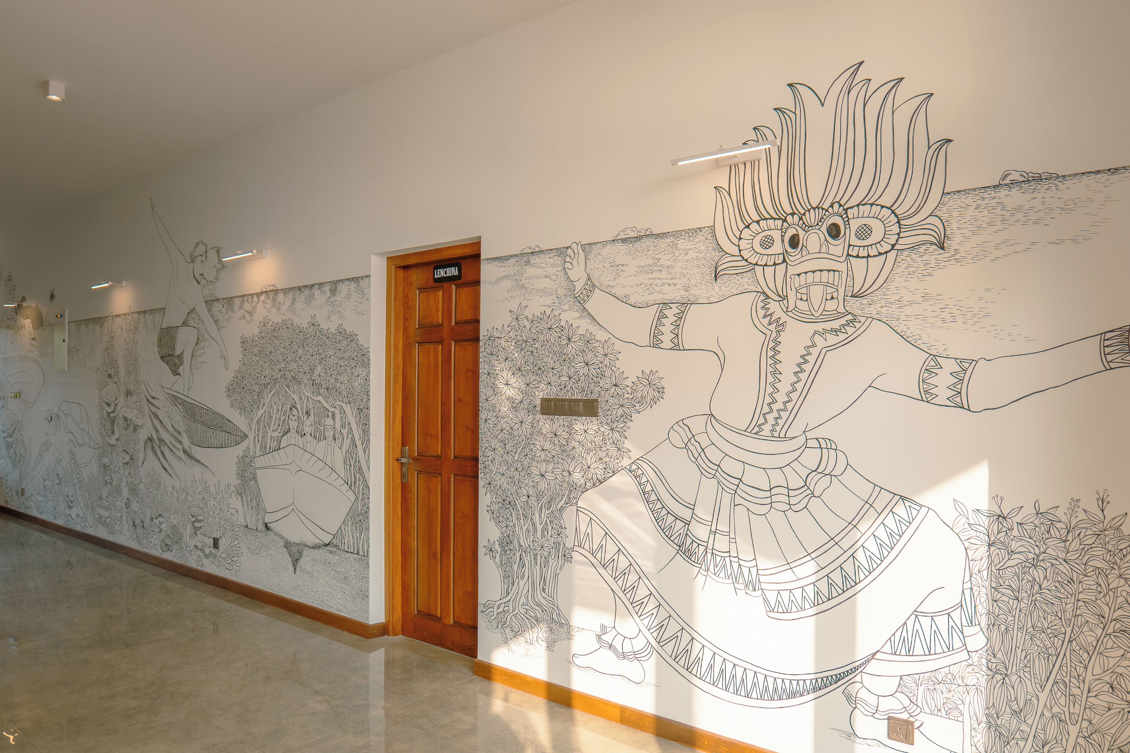 A hallway with a large mural, a wooden door labeled 'LUNCHINA,' and a tiled floor.