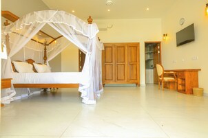 高级套房, 2 张大床, 海洋景观, 海滨 | 客房内保险箱、办公桌、笔记本电脑工作区、熨斗/熨衣板