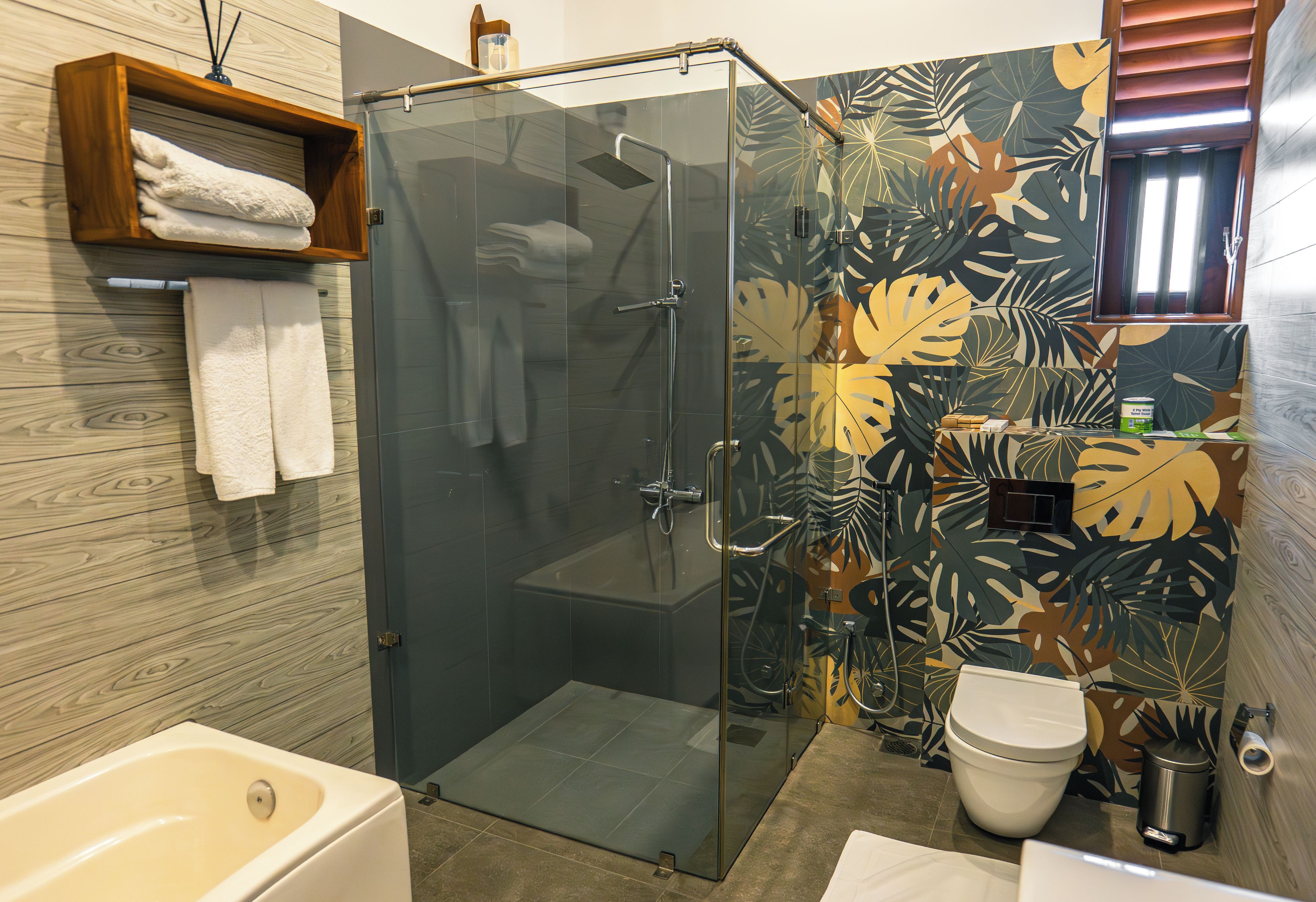Une salle de bain moderne avec une douche à parois de verre, une baignoire, des toilettes et un lavabo.