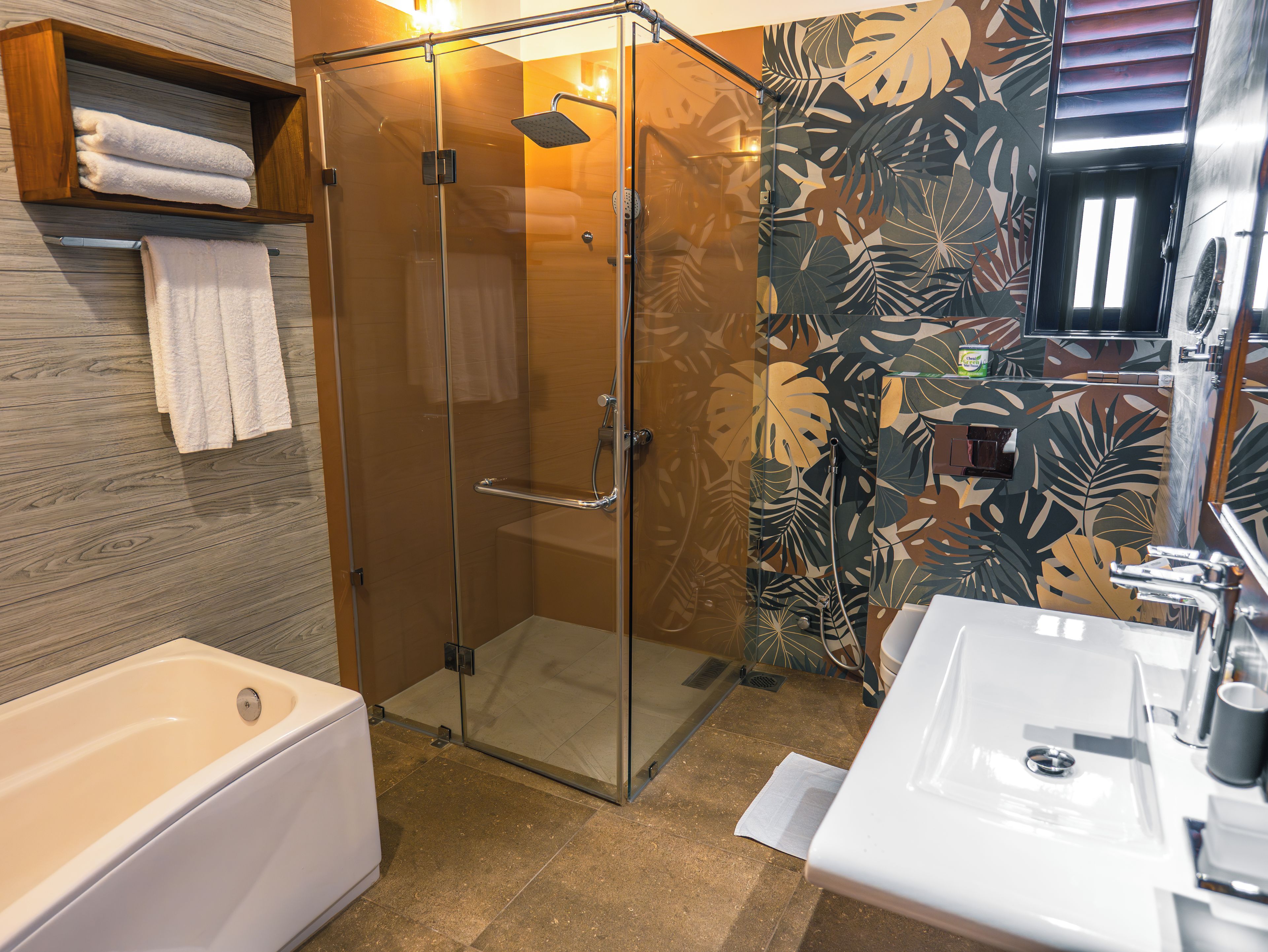 Ein modernes Badezimmer mit einer gläsernen Duschkabine, einer weißen Badewanne und einem Waschbecken mit Spiegel.