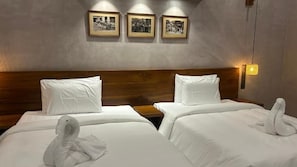 Superior Twin Room | Egyptian cotton sheets, premium bedding, memory foam beds, in-room safe - At Kelly's Ambalangoda (Ambalangoda)
