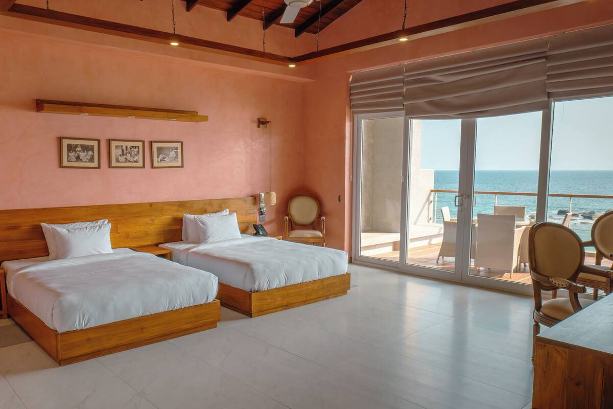 Habitación familiar, vistas a la playa | Sábanas de algodón egipcio y ropa de cama de alta calidad