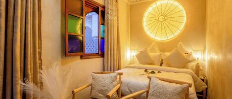 Camera doppia, patio | Una scrivania, postazione laptop, ferro/asse da stiro, Wi-Fi gratuito