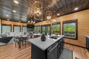 Interior - Rooftop Hot Tub, Indoor Pool, Sunrise & Mtn Views (Pigeon Forge)