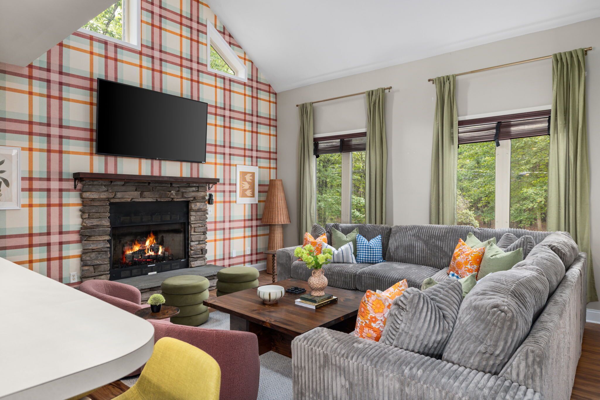 Télévision, cheminée, baby-foot, espaces bureaux