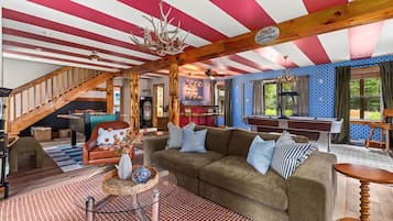 Fernseher, Kamin, Arbeitsbereiche