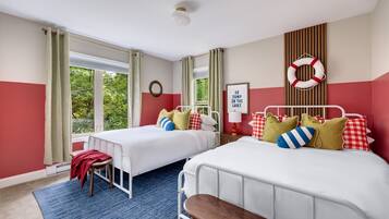 6 bedrooms, desk, iron/ironing board, travel cot