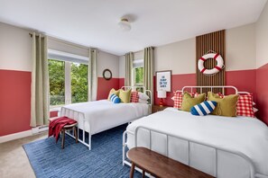 6 chambres, bureau, fer et planche à repasser, lit de bébé portatif