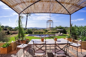 Outdoor dining - Country House 'Can Jasmin' with Mountain View, Wi-Fi and Air Conditioning (Sant Llorenç Des Cardassar)