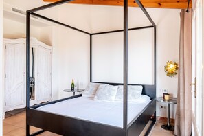 WiFi, bed sheets - Country House 'Can Jasmin' with Mountain View, Wi-Fi and Air Conditioning (Sant Llorenç Des Cardassar)