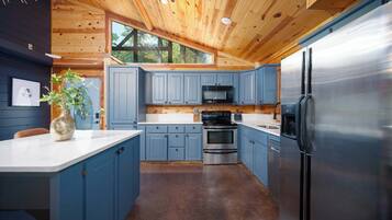 Een koelkast, een magnetron, een oven, een kookplaat