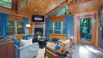 Televisión, chimenea y oficina