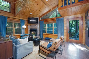 TV, fireplace, offices - The Astroden (Broken Bow)