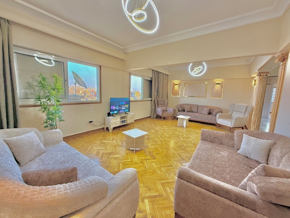 Apartamento superior, 4 habitaciones, vistas a la ciudad | Zona de estar