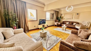 Superior-Apartment, 4 Schlafzimmer, Stadtblick | Hochwertige Bettwaren, Minibar, Zimmersafe, Schreibtisch