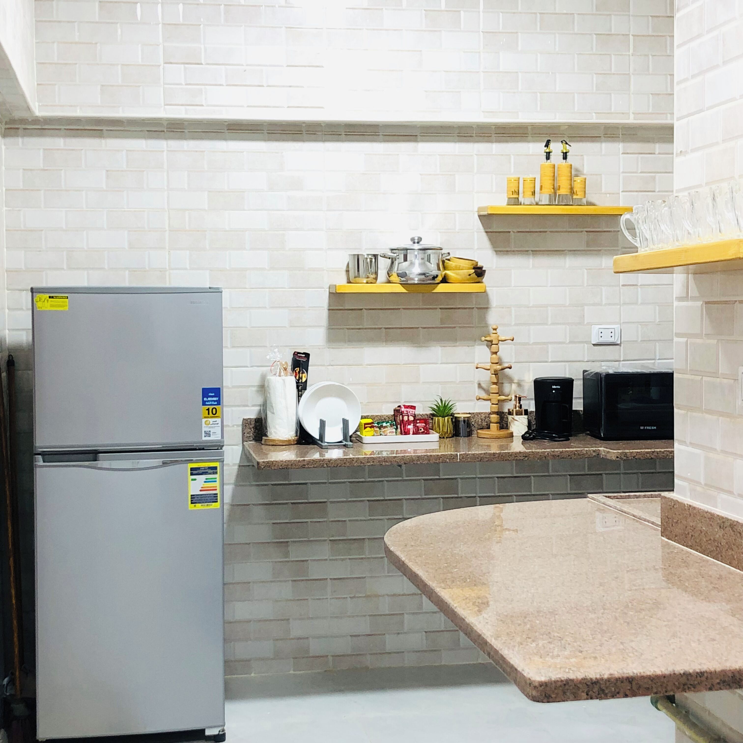 Refrigerador con freezer, microondas, horno, placa de cocina