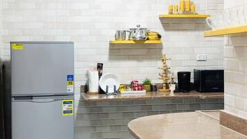 Grand réfrigérateur, micro-ondes, four, plaque de cuisson