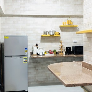 Full-sized fridge, microwave, oven, stovetop