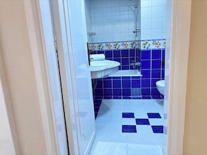 Bañera con ducha, artículos de tocador gratuitos, secador de pelo