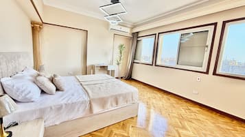 Brankas, meja kerja, ruang kerja ramah laptop, dan tirai kedap cahaya